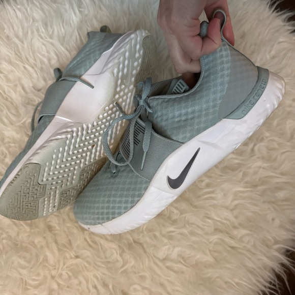 Nike Renew In-Season training sneakers, gray w/ elastic band & branding Sz 11 - Picture 4 of 10